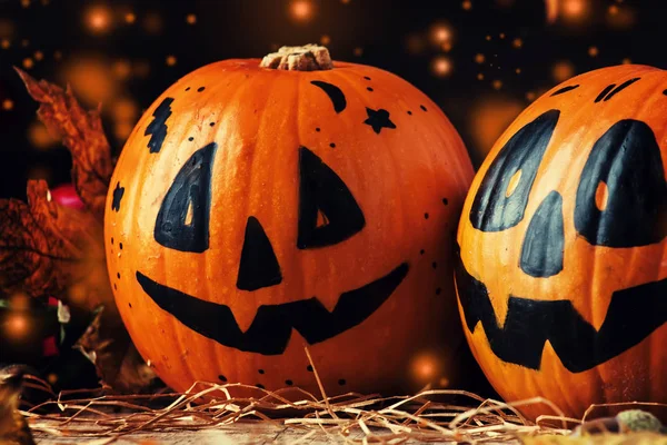 Halloween Composizione Festiva Con Zucche Sorridenti Guardie Lanterna Paglia Foglie — Foto Stock