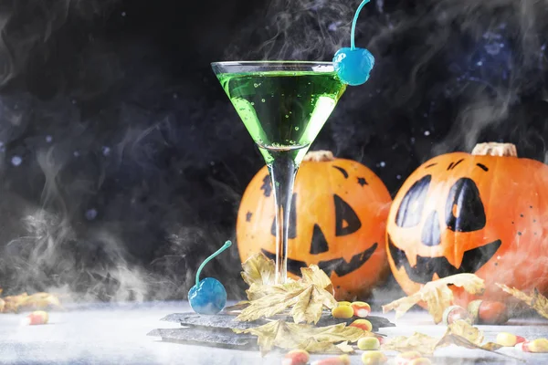 Composizione Halloween Con Bevanda Festiva Cocktail Verde Zucche Lanterne Fumo — Foto Stock