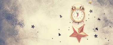 Noel ve yeni yıl kompozisyon, çerçeve, altın Noel süsleri, yıldız, kar taneleri, topları, çalar saat, hediye kutusu ve şişe şampanya, en iyi görünümü gri arka plan