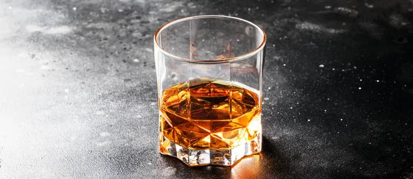 ガラス アメリカのトウモロコシのウイスキー 暗いバーのカウンター 選択的なフォーカスでバーボン — ストック写真