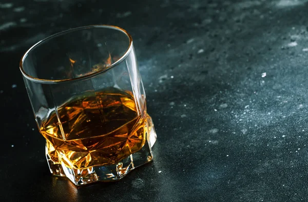 ガラス アメリカのトウモロコシのウイスキー 暗いバーのカウンター 選択的なフォーカスでバーボン — ストック写真
