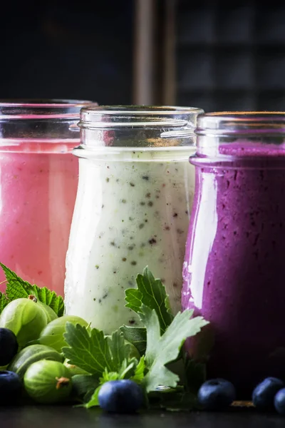 Baga Colorida Saudável Útil Cokctalis Smoothies Milkshakes Com Iogurte Frutas — Fotografia de Stock