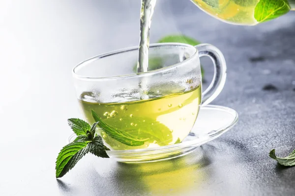 Горячий Китайский Зеленый Чай Мятой Плесенью Льющейся Кильки Чашку Поднимается — стоковое фото