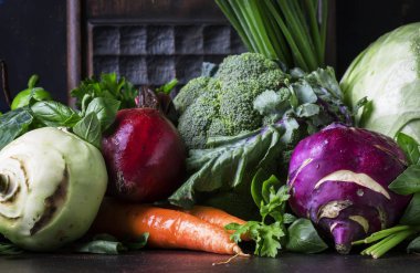 Karışık sebze, sağlıklı beslenme kavramı, natürmort seçici odak, karanlık bir arka plan yaz