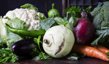 Karışık sebze, sağlıklı beslenme kavramı, natürmort seçici odak, karanlık bir arka plan yaz