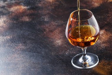 Cam, Vintage kahverengi zemin, seçici odak içine konyak Pour