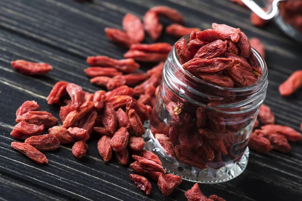 Goji Bessen Glazen Pot Donkere Houten Tafel Selectieve Aandacht — Stockfoto