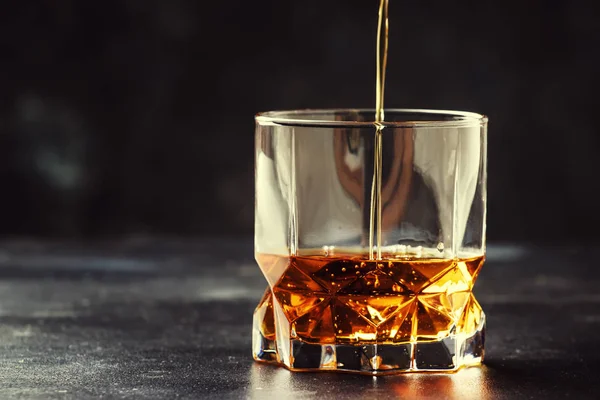 Whiskey Versa Vetro Sfondo Scuro Focus Selettivo — Foto Stock