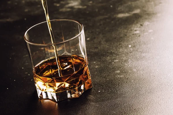 Whiskey Pour Glass Dark Background Selective Focus — Stock Photo, Image