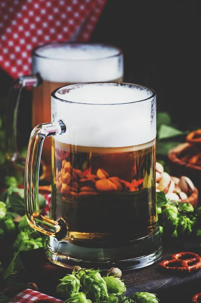 Легкое Немецкое Пиво Налитое Большой Стакан Свежий Зеленый Хмель Миски — стоковое фото