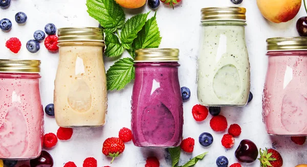 Hälsosam Och Nyttig Färgglada Berry Cokctalis Smoothies Och Milkshakes Med — Stockfoto