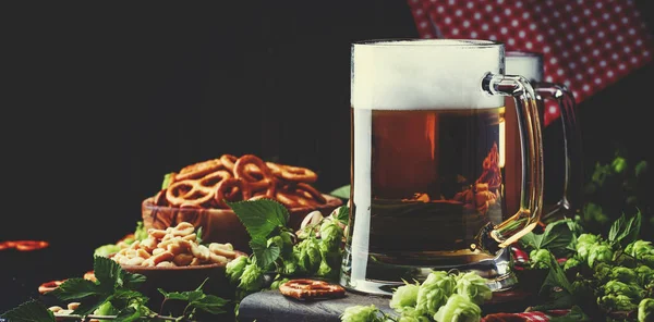 Легке Німецьке Пиво Наливається Великий Келих Свіжі Зелені Хміль Миски — стокове фото