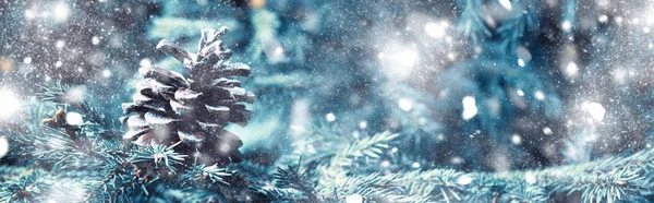 圣诞节或新年背景与节日冷杉树和松果 选择性焦点 — 图库照片