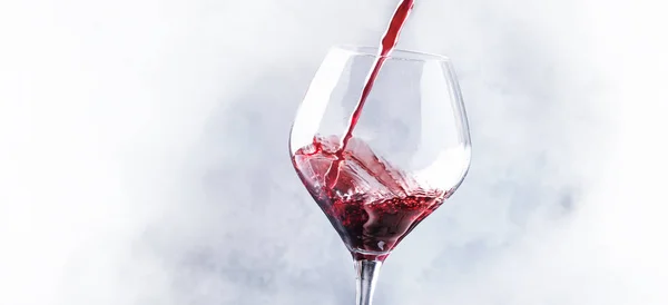Fransız Kuru Kırmızı Şarap Cam Gri Arka Plan Afiş Seçici — Stok fotoğraf
