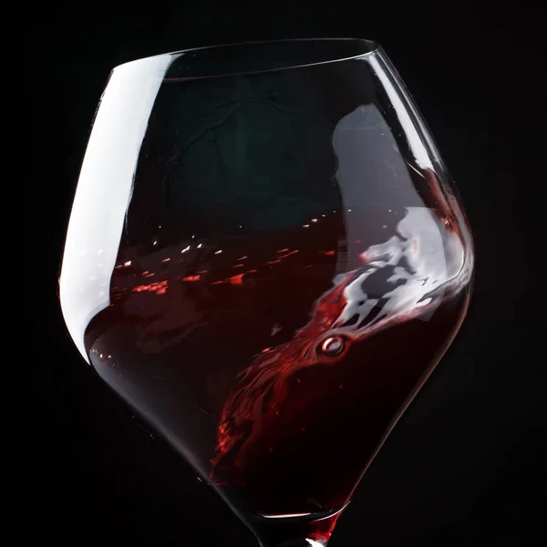 Rode Wijn Plons Een Glas Droge Cabernet Sauvignon Donkere Achtergrond — Stockfoto