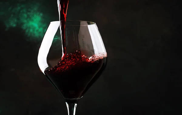 Vin Rouge Raisins Cépage Pinot Noir Versé Dans Grand Verre — Photo