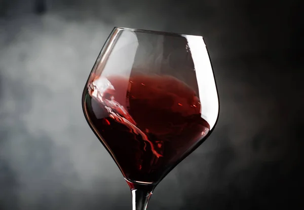 スペイン辛口の赤ワイン ガラス テンプラニーリョのブドウ 灰色の石の背景映像 フィールドの浅い深さのデフォーカスからスプラッシュ — ストック写真