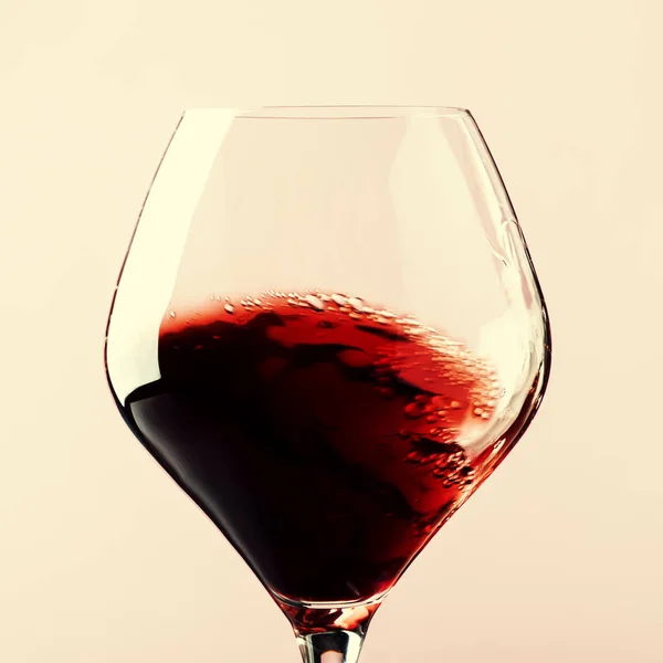 Droge Rode Wijn Plons Glas Roze Achtergrond Gericht Beweging Afbeelding — Stockfoto
