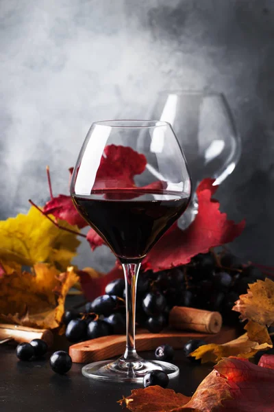 Vino Tinto Seco Copa Grande Bodegón Otoño Con Hojas Rojas —  Fotos de Stock