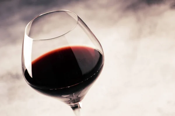 Červené Víno Odrůdy Merlot Sklo Šedá Tabulka Selektivní Fokus Mělké — Stock fotografie