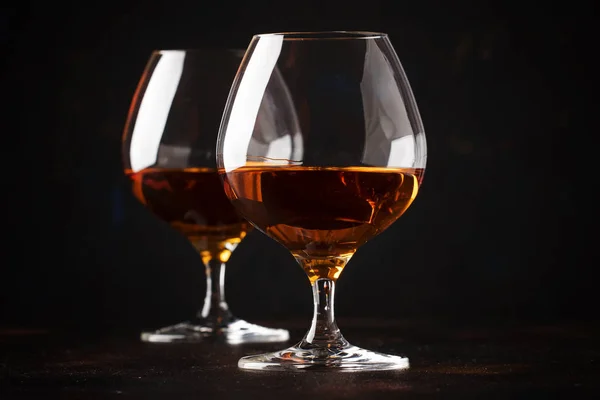 Druiven Brandy Shot Glazen Donkere Bruine Achtergrond Selectieve Aandacht — Stockfoto