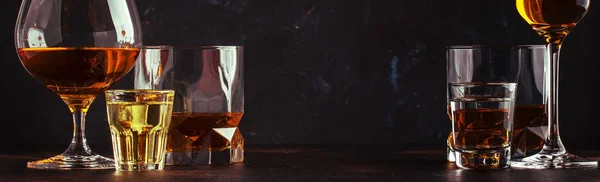Набір Міцних Алкогольних Напоїв Окулярах Склянку Асортименті Горілка Ром Коньяк — стокове фото