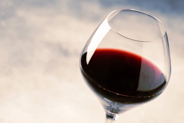 Rode Wijn Uit Druivenrassen Merlot Glas Grijze Tafel Selectieve Aandacht — Stockfoto