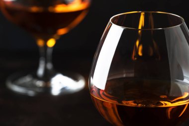 Fondip bardakları, koyu kahverengi zemin, seçici odak üzüm brendi