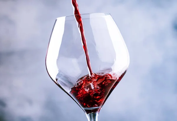 法国干红葡萄酒 倒进玻璃 灰色背景 选择性聚焦 — 图库照片