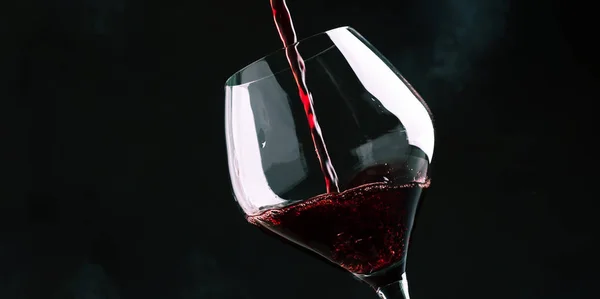 来自黑皮诺葡萄的红酒倒进大葡萄酒杯 在黑暗的背景下 选择性聚焦 — 图库照片