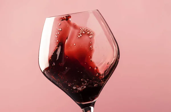 Kuru Kırmızı Şarap Splash Arka Planda Hareket Görüntüde Sığ Derinlik — Stok fotoğraf