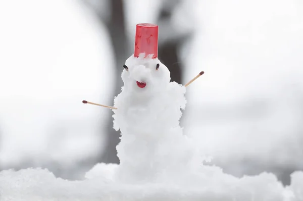 Kleine Sneeuwpop Het Venster Koude Winterdag Sneeuwval — Stockfoto