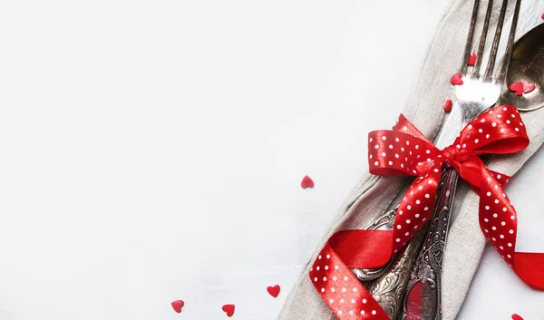 Slavnostní Prostírání Pro Valentýn Sada Příborů Červenou Stužku Sladké Srdce — Stock fotografie