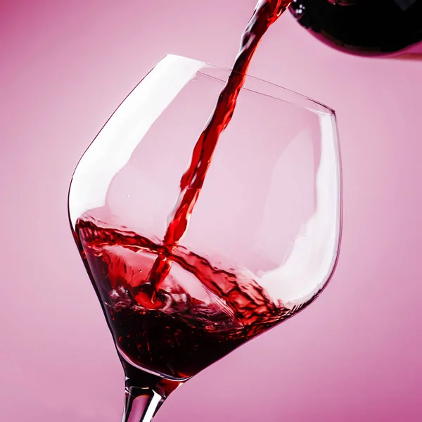 Vin Rouge Sec Versez Dans Verre Fond Rose Déconcentré Dans — Photo