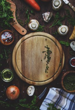 Yeşil mercimek mantar ve sebze, baharatlar ve otlar, vintage ahşap mutfak masa artalanını, yemek pişirmek için malzemeleri için metin koyun. Vejetaryen veya vegan gıda, temiz gıda kavramı. Üstten görünüm, düz yatıyordu 