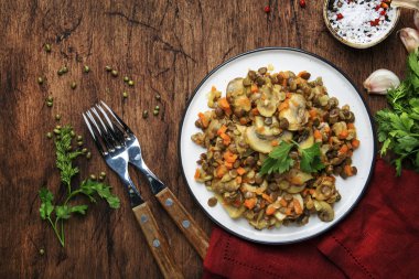 Yeşil mercimek mantar ve sebze, vintage ahşap mutfak masa arka plan, metin için yer. Vegan veya vejetaryen yemek, temiz gıda kavramı. Üstten görünüm