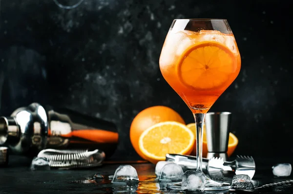 Aperol Spritz Koktejl Velké Sklenice Víno Letní Italské Nízkoalkoholický Studený — Stock fotografie