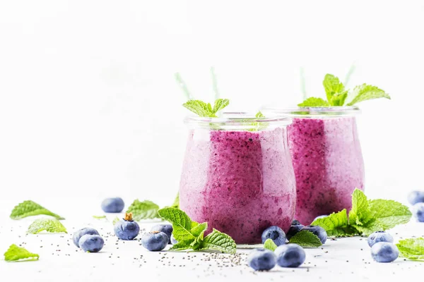 Lila Házi Joghurtot Vagy Smoothie Áfonya Chia Mag Menta Levelek — Stock Fotó