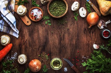Yeşil mercimek mantar ve sebze, baharatlar ve otlar, vintage ahşap mutfak masa artalanını, yemek pişirmek için malzemeleri için metin koyun. Vejetaryen veya vegan gıda, temiz gıda kavramı. Üstten görünüm, düz yatıyordu 