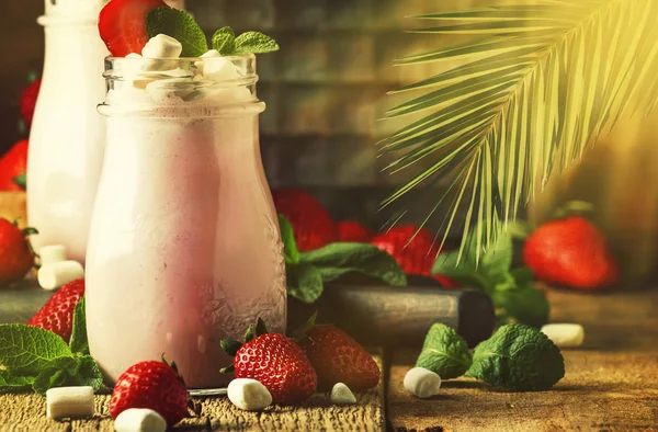 Erdbeer Smoothies Und Cocktails Mit Frischer Beere Und Grüner Minze — Stockfoto