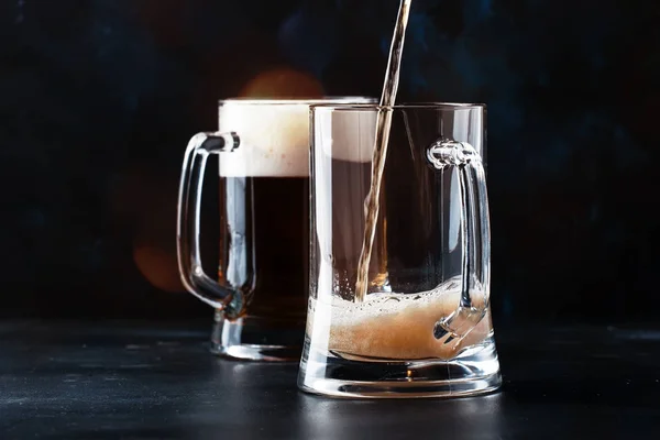 Дві Склянки Німецький Світле Пиво Пиво Наливають Кухоль Темно Бар — стокове фото
