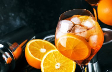 Aperol büyük şarap kadehi kokteyl spritz, İtalyan hafif alkollü içki, karanlık bar counter arka plan araçları, yaz ruh kavramı, seçici odak ile yaz