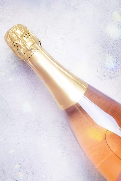 Flasche Mit Rosafarbenem Sekt Oder Rosafarbenem Champagner Und Gläsern Grauer — Stockfoto