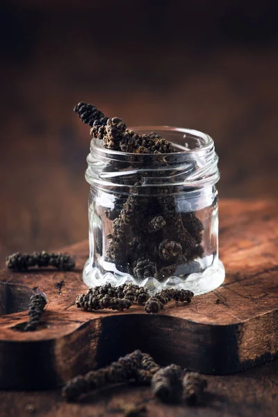 Fragante Largo Derrame Pimienta Del Frasco Vidrio Fondo Mesa Cocina — Foto de Stock