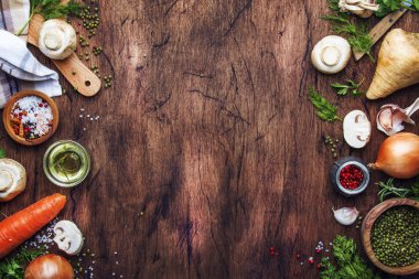 Yeşil mercimek mantar ve sebze, baharatlar ve otlar, vintage ahşap mutfak masa artalanını, yemek pişirmek için malzemeleri için metin koyun. Vejetaryen veya vegan gıda, temiz gıda kavramı. Üstten görünüm, düz yatıyordu 