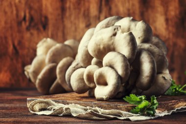 İstiridye mantar vintage ahşap mutfak masasında, natürmort, rustik tarzda seçici odak