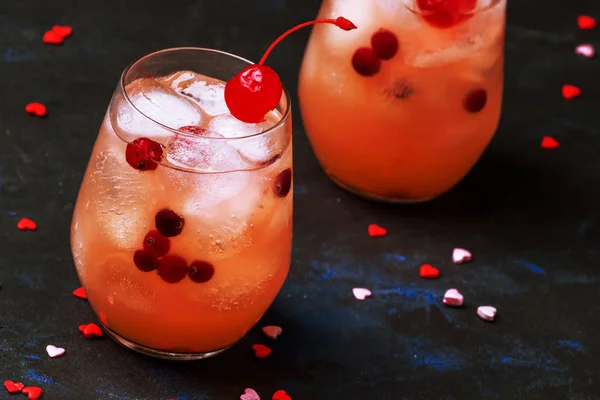 Feestelijke Roze Koude Alcoholische Cocktail Met Rode Maraschino Kersen Voor — Stockfoto