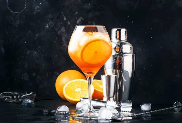 Aperol Spritz Cocktail Großen Weinglas Sommerliches Italienisches Kaltgetränk Mit Niedrigem — Stockfoto
