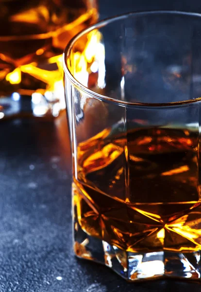 Δύο Ποτήρια Του Golden Scotch Ουίσκι Παλιό Σκοτεινό Μπαρ Φόντο — Φωτογραφία Αρχείου