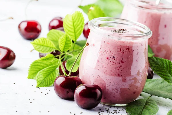 Rosa Cherry Milkshake Eller Smoothies Med Färska Bär Och Chiafrön — Stockfoto